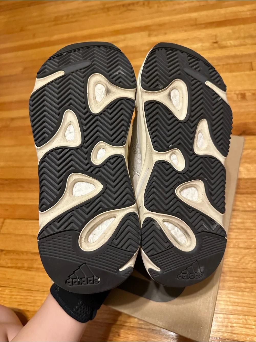 Yeezy Boost 700 analog